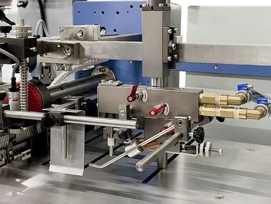 Folding machine voor papieren pamfletten met een kruisvouw van papier voor kleine farmaceutische pamfletten